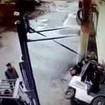 【中国】倒れたフォークリフトをフォークリフトで起こそうとしたらフォークリフトが転倒（？）