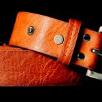 15歳の娘のお尻をベルトでパンパン叩きまくる父親。