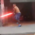 銃弾を弾き飛ばす男、まるで “ジェダイの騎士” だと話題に。