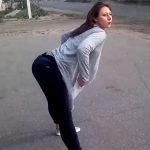 “女の子のダンス” に気を取られたバイク、乗用車と衝突。