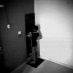 家に設置された監視カメラ映像。”幽霊の影” が撮れてしまう。