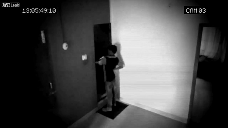 家に設置された監視カメラ映像。”幽霊の影” が撮れてしまう。