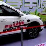 中国の自動ブレーキシステム実演中、機能せず女性司会者を轢いてしまうアクシデント。