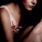 【閲覧注意】精神障害者の女の子、自分の顔を破壊するグロ動画。