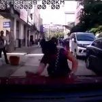 当たり屋のババアに絡まれた車。しかし “演技が下手” 過ぎた。