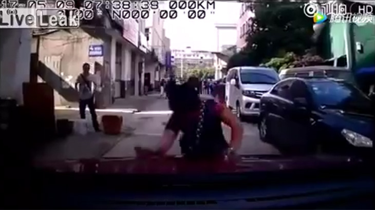 当たり屋のババアに絡まれた車。しかし “演技が下手” 過ぎた。