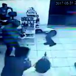 コンビニ強盗の誤算。”その場にいた全員” が銃を持っていたため死亡。