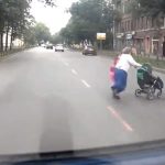 【閲覧注意】母親、娘、赤ちゃんが道路を渡ろうとした結果･･･。