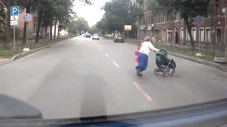 【閲覧注意】母親、娘、赤ちゃんが道路を渡ろうとした結果･･･。