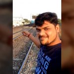 向かってくる電車をバックに決め顔自撮り男 → 思いっきり轢かれる。