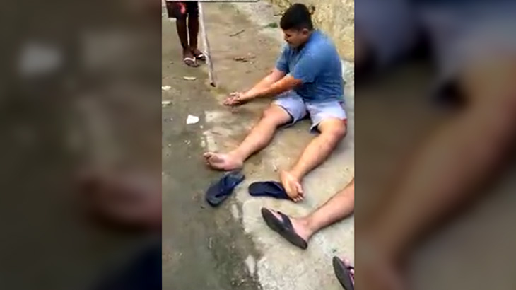 【閲覧注意】泥棒を棒で叩き、骨を折りまくるグロ動画がエグい･･･。