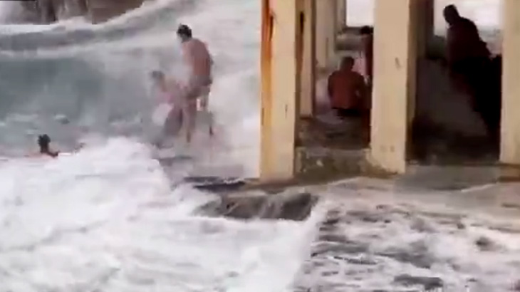 バカ「海めっちゃ荒いけど新年だし泳いじゃおうぜ！」→ 2人死亡。