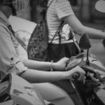 バイクに乗った女、”子供を轢いた後” の対応がひどすぎる。