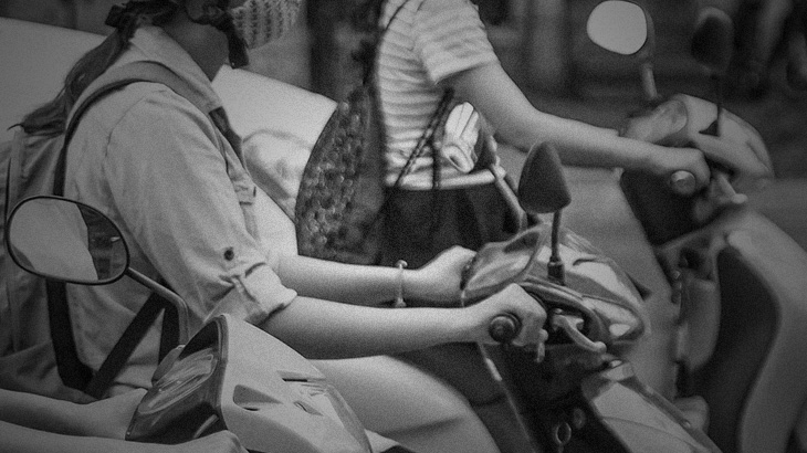 バイクに乗った女、”子供を轢いた後” の対応がひどすぎる。