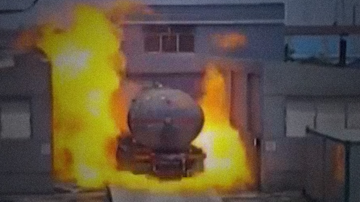 【衝撃映像】トラックからガス漏れ → 大爆発するその威力がヤバイ。