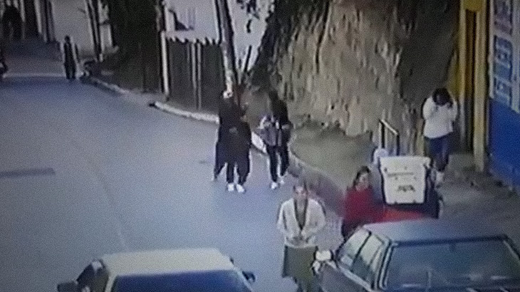 【衝撃映像】銃で人を殺すヒットマン。相手は14歳の女の子。