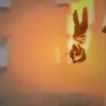 【衝撃映像】体に火を放ち、飛び降り自殺した男。