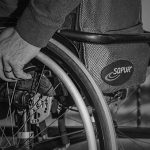 【衝撃映像】車椅子の男性に近づく “ナイフを持った男” → 次の瞬間･･･。