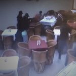 レストランで食事をしていたら銃を持った男たちが入ってきて･･･。