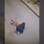 【閲覧注意】ベビーカーが転倒 → そこへトラックがやってきて･･･。