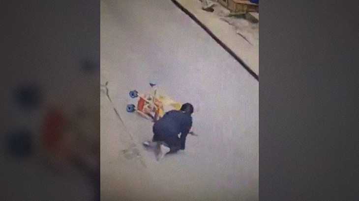 【閲覧注意】ベビーカーが転倒 → そこへトラックがやってきて･･･。