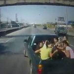 8人の女性が荷台に乗ったトラックに突っ込む車載動画。