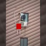 全裸の女が窓に “ぶら下がってる” んだけど･･･。