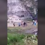 【衝撃映像】山の “地すべり跡” を間近で見ていた野次馬達 → 次の瞬間･･･。