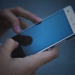 電話に夢中の女の子が横断歩道を渡った結果･･･。