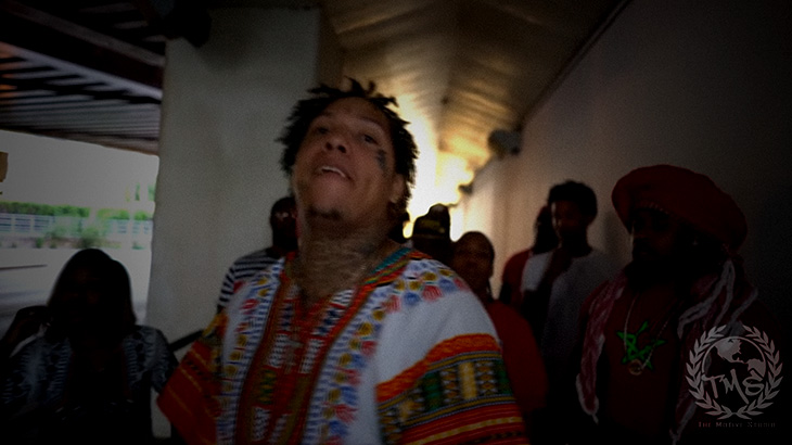 【衝撃映像】アメリカのラッパー、ミュージックビデオ撮影中に襲撃されてしまう。