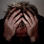 【衝撃映像】ひどい頭痛には “コレが効く” らしい･･･。