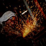 【閲覧注意】金属を研磨する道具で “喉を切ってしまった” グロ動画･･･。