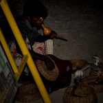 ヘビ使いの男、首を締められて死亡。観客は気付かなかった。