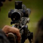 【閲覧注意】1発の銃弾で “2人の頭を撃ち抜く” 凄腕スナイパーのグロ動画。