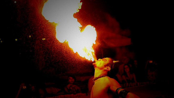 “火を吹くパフォーマンス” 中に起きた恐ろしいアクシデント･･･。