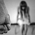 【衝撃映像】父親から虐待を受ける “12歳の女の子”、屋上から飛び降りてしまう。