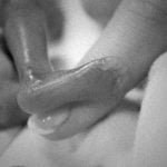 【閲覧注意】中絶された胎児、手のひらの上で “まだ生きている” グロ動画･･･。