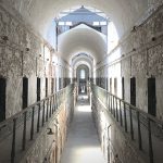 【閲覧注意】刑務所の暴動、ボカシ映像だけど明らかに “四肢切断” された死体が･･･。