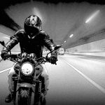 【閲覧注意】猛スピードで走るバイクがトラックと “ちょっとぶつかった” 結果･･･。