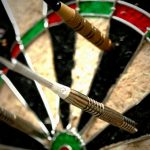 「私に当たらないように投げてみなさい♪」→ 目にダーツの矢が刺さってしまうアクシデント。