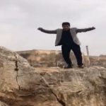 「誕生日の記念にカッコいい写真撮るぜ！」→ 崖から落ちて死亡。