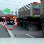 【衝撃映像】原付きで2人乗りしていた女の子が転倒 → そこにトラックがやってきて･･･。