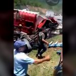 【閲覧注意】事故現場を見ていた人の列にトラックが突っ込むグロ動画･･･。