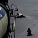 【閲覧注意】母親と子供が乗った原付きが “トラックの死角” に入ってしまった結果･･･。