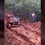 【超！閲覧注意】車を引っ張るロープが外れて運転手の顔に直撃したグロ動画･･･。