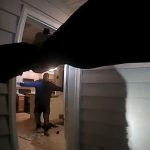 【衝撃映像】ナイフを持つ男に “15回発砲” した警察官のボディカム映像。