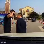 ヘタすぎる当たり屋のクソ親父、怒られて逆ギレ。