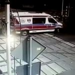 【衝撃映像】踏切内で立ち往生した救急車、電車に轢かれてしまう。
