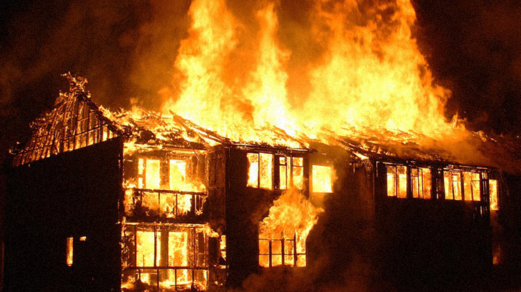 火災が発生したアパートのベランダで “徐々に焼かれていく” 人間の姿が怖すぎる･･･。