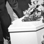 【衝撃映像】母親の葬儀中、棺に潰されて “息子が死亡” してしまった。